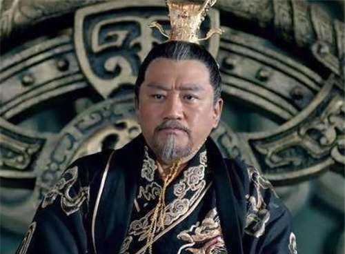 皇帝在下棋,高僧进宫求见,皇帝吃棋子大喊:杀掉!高僧就此被杀