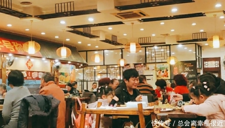 广州芳村人人皆知的粥店,味道甜鲜得不舍得下嘴,很多嬢嬢来吃