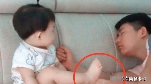 年轻爸爸闻了下宝宝小脚，假装被熏晕，宝宝接下来的举动太可爱了