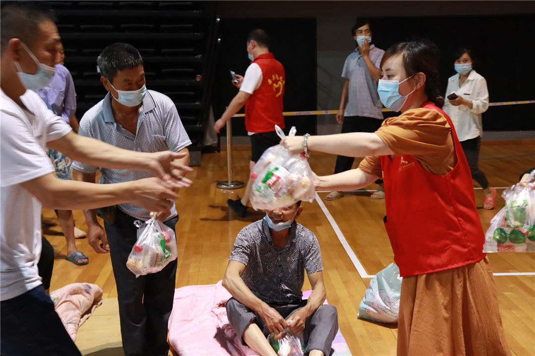 建筑工人|“宅”在台风安置点 风再大吹不走安全感 雨再急打不散温暖意