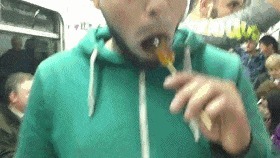 |搞笑GIF：小伙子，这就是嘚瑟的后果，这一下腰估计要废了