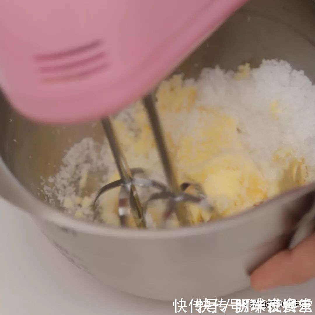 抹茶|夏日的时光做份抹茶玛芬蛋糕，在家就能轻松搞定，一次吃个够