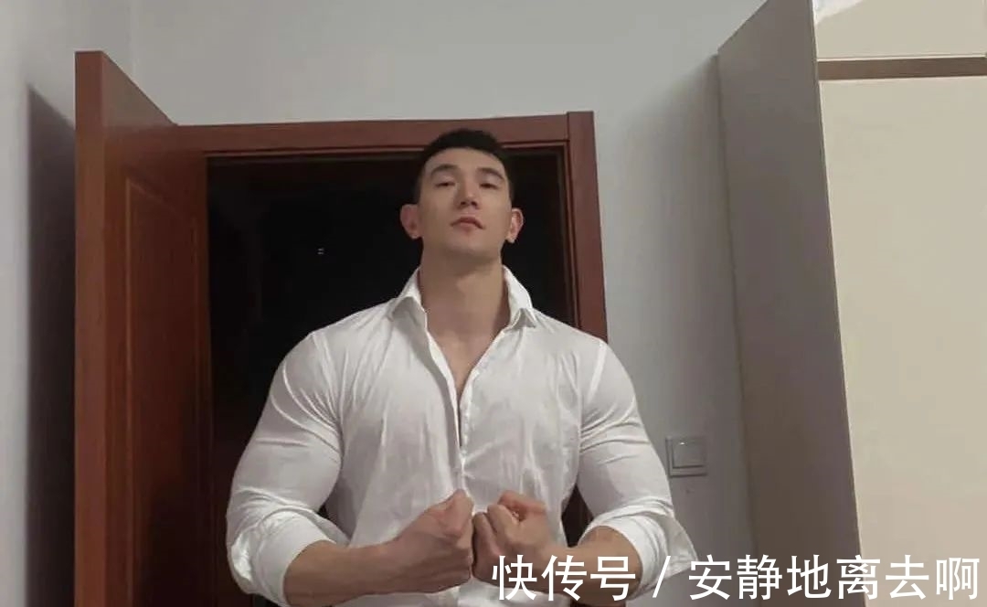 绿巨人|现实版绿巨人？193cm的肌肉型男穿着白衬衫的模样太上头了