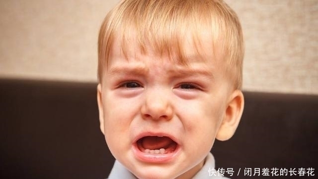 哭泣|男孩被妈妈批评后掉眼泪,却被制止不许哭,萌娃忍出“强颜欢笑”