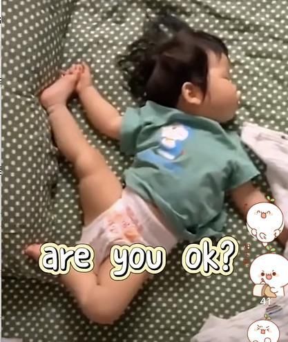 睡眠质量|宝宝的睡姿能有多“超纲”?掀被子的瞬间,仿佛在开盲盒