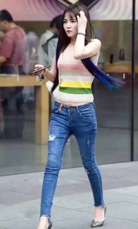 时尚|街拍时尚:英姿飒爽的牛仔裤美女,突显曼妙身材,回头率十足