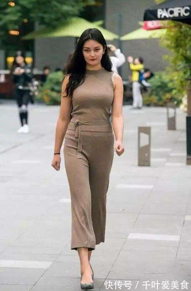 白色 单肩印花上衣搭配黑色包臀裙,时髦好看又清爽凉快,很有性感魅力