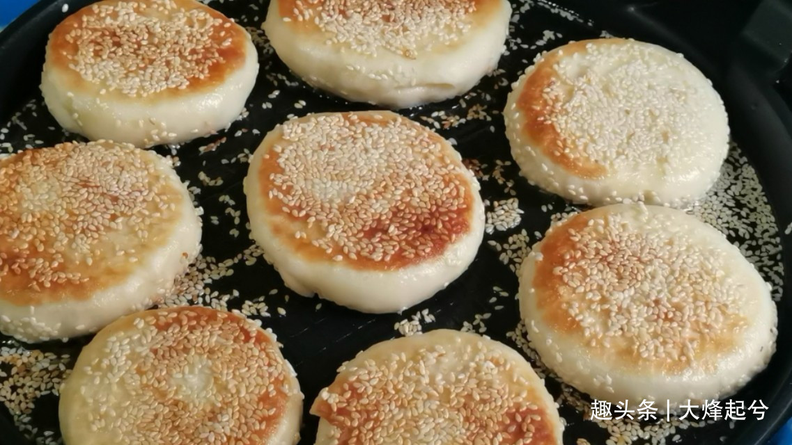 芝麻酥饼在家简单做，外酥里软又香甜，不用烤箱也可以酥得掉渣