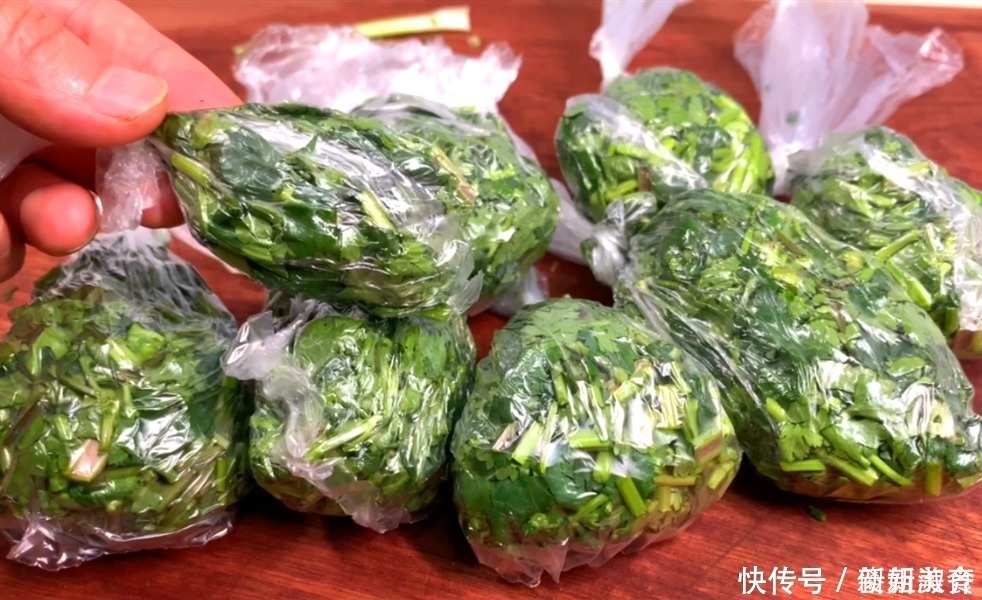  香菜别再放冰箱保存了，教你一招，芫荽一冬天都新鲜翠绿，很实用