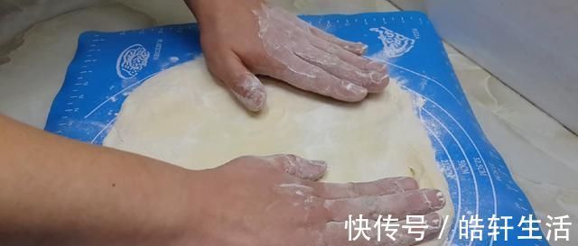 以后面粉就这样做，撒1把葱花，比鸡蛋饼还好吃，学会自己当老板
