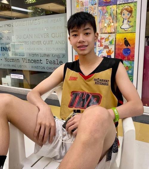 发育不良|吃一口胜过喝10瓶牛奶?13岁男孩身高178,儿科医生:长个可多食