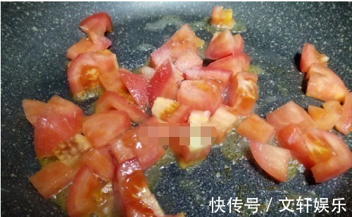 饺子别再用白开水煮了,像我这样煮出来的饺子格外有味道,特好吃