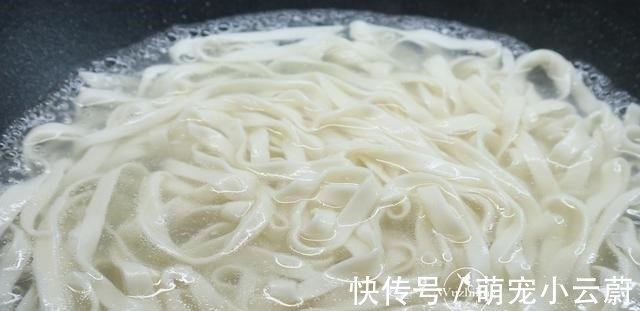 好吃|早餐,我家迷上了这碗面,一荤一素好吃营养,孩子长个吃最好