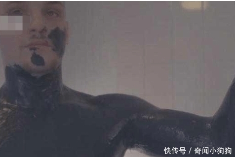 男子作死偷拿女友面膜给自己做全身保养, 准备撕下时后悔了, 疼出“猪叫“””