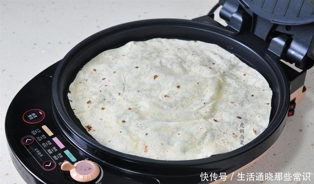 做老味沓馍,标配是春天的小葱,咬一口,外焦里软,喷喷香!