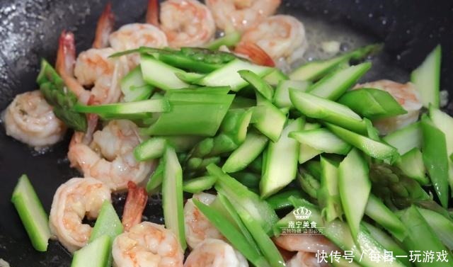 这蔬菜9块钱一斤,比猪肉还贵,但吃了对身体好,所以再贵也要吃!