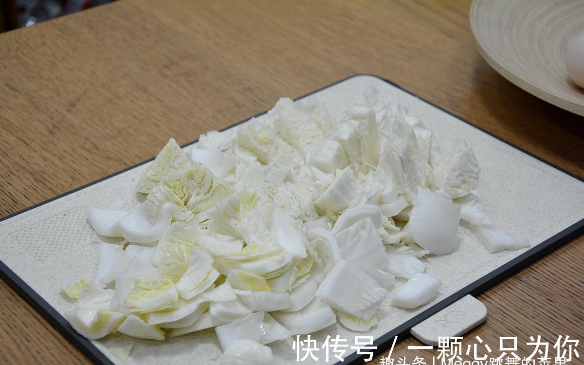 天冷特爱一道白菜豆腐，菜嫩汤鲜百吃不厌，上班族回家轻松做