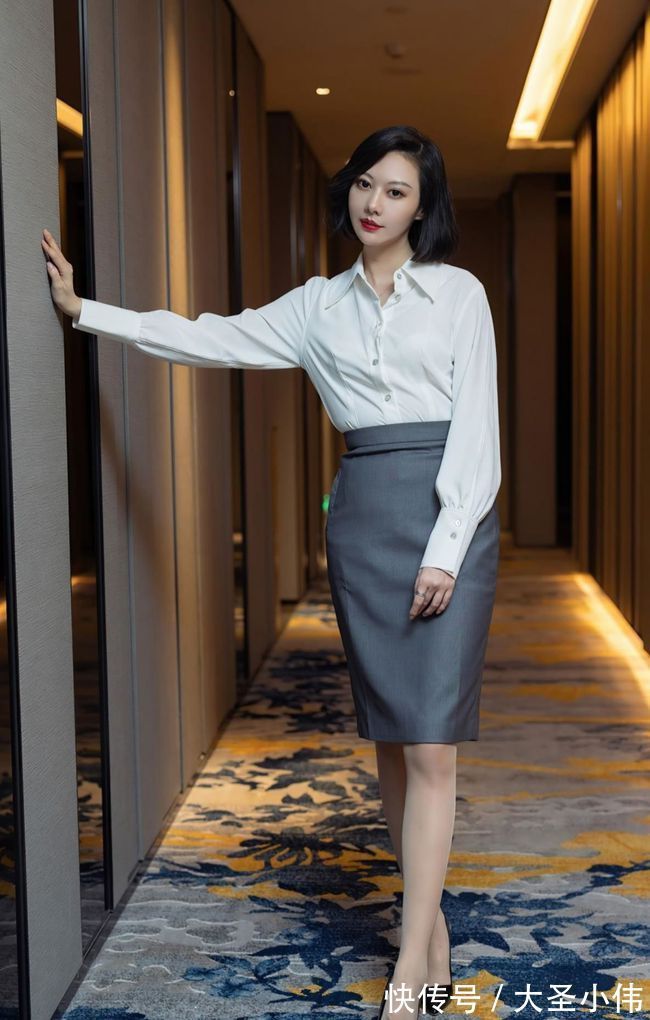 泡菜 美女穿搭:米白色衬衫下搭高级灰半身裙,再配一双高跟鞋,简约优雅干练有型
