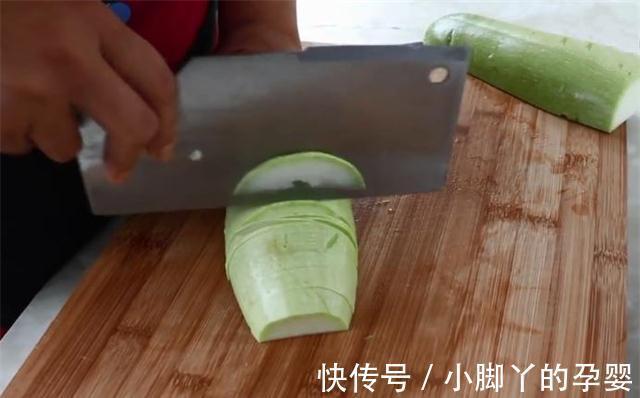 西葫芦下次不会再炒着吃了,教你一种新做法,比炒的好吃多了