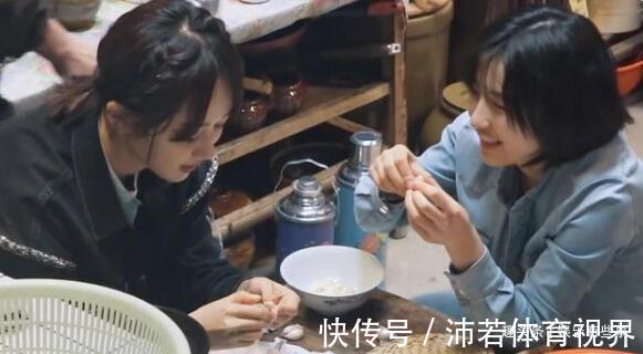 節目組|楊紫抓雞嚇唬張藝興,雙雙被啄嗷嗷叫,迷糊夫婦太逗了