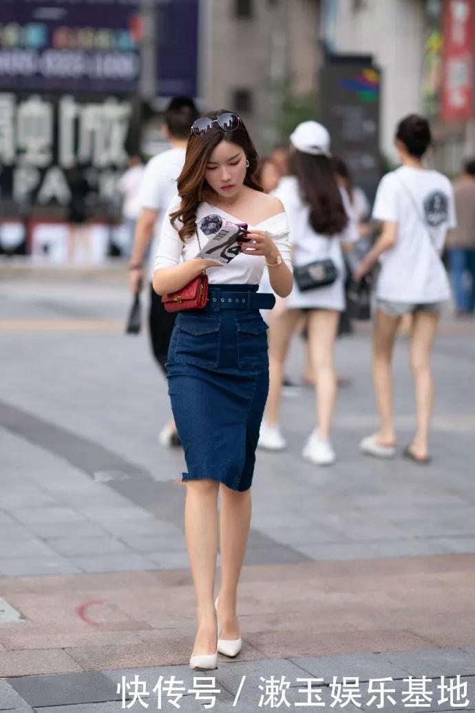 街拍:连衣裙外搭一件橘色的衬衫,显得干练又有气质