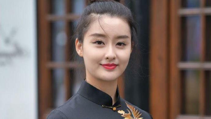 旗袍|小姐姐一身龙凤旗袍, 修显s身材让我目瞪口呆