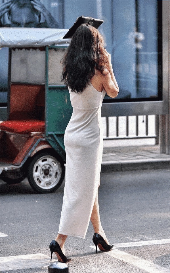 街拍|街拍这个天气,总有一件简单的裙子能够如得了你的眼吧