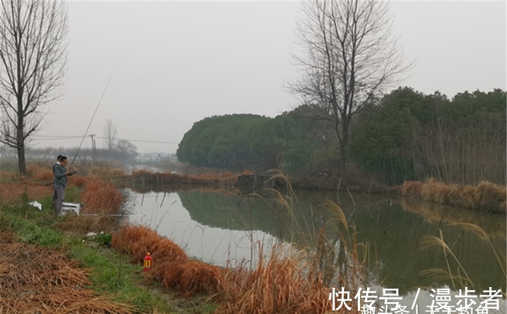 冬钓:精准定位鱼窝的2大策略,有鱼活动的地方,一眼就能看出来