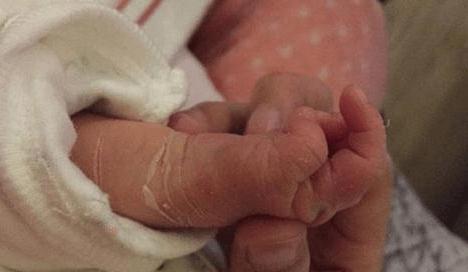 孩子|娃娃出生后只顾着笑,奶奶一巴掌将孩子打哭,医生却夸赞打得对