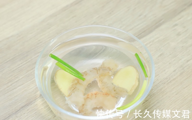 鲜虾|不加一粒盐，儿子抢着吃光光！荤素搭配，不仅补水还双重补钙