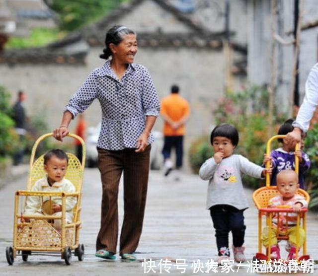 姐姐|两岁姐姐被三个月弟弟吵醒,见妈妈没在,随后姐姐的做法令人泪目