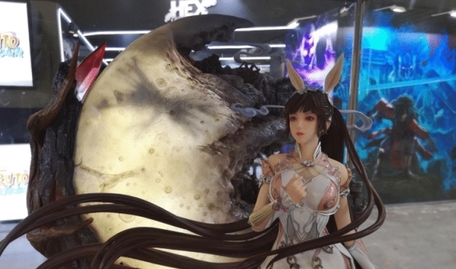 腳踩|斗羅大陸：小舞等身雕塑終于來了！腳踩彼岸花絕美亮相，身材矚目