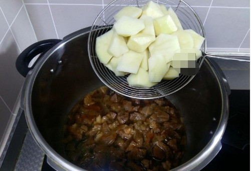  简单|炖牛肉，去腥我用这俩料，没腥气只剩香，超简单