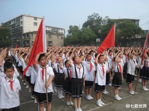 老师|小学生作文《抓》走红，老师笑到拍桌子，写批语：你一定累了