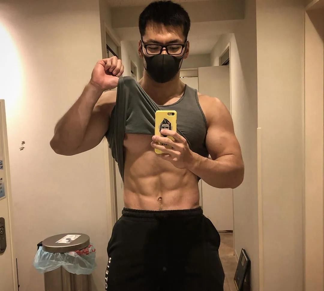 好身材|181cm日本肌肉壮男走红，每天深蹲练出大粗腿，网友不淡定了