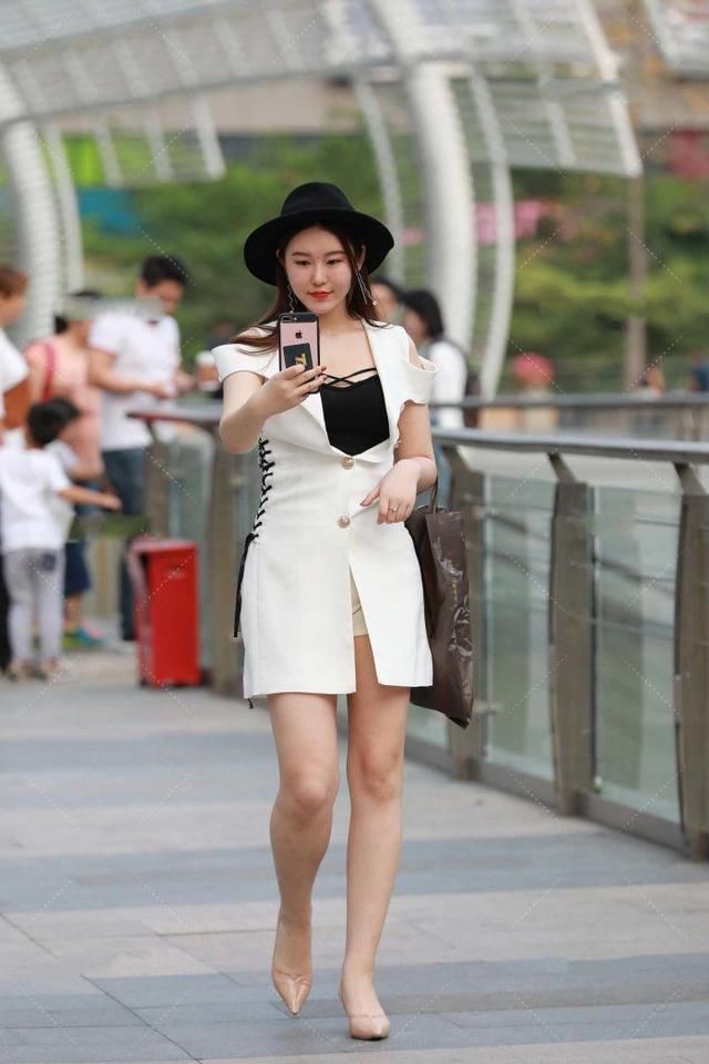 吊带背心+V领连衣裙，让胖女孩穿出苗条身材，性感又调皮