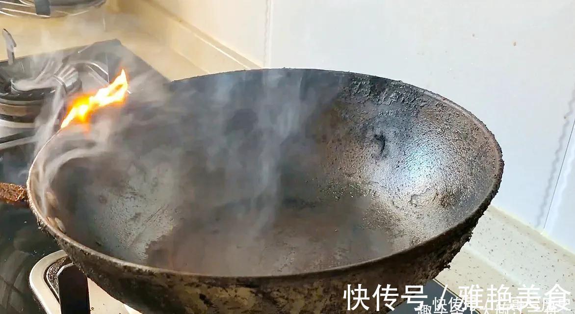 锅底|铁锅,锅底黑垢油污多怎么去除?教你一招,铁锅立马变新锅