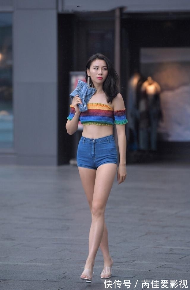 小姐姐 靓女皮肤白皙拥有漂亮锁骨,仙气十足