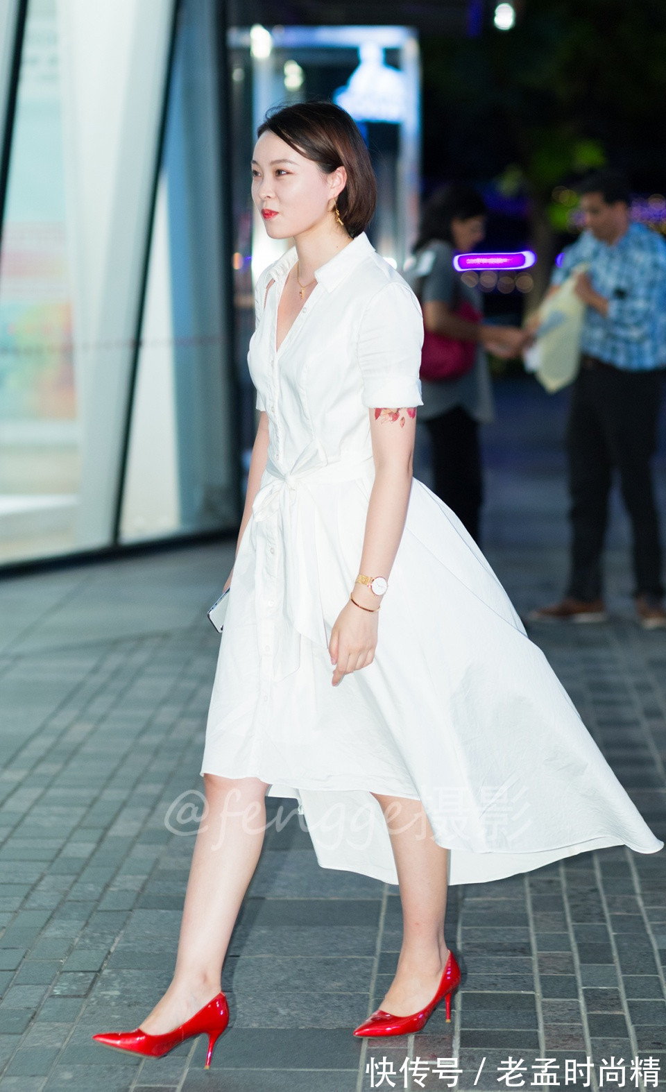 红鞋|街拍: 夜风拂过, 带起了红鞋白裙美女的裙摆, 有种飘飘欲仙的感觉