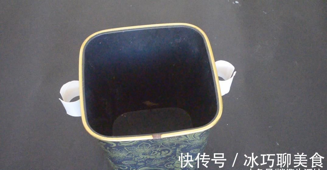 把卷纸筒粘在垃圾桶是上, 这个作用太神奇了, 解决了很多家庭的烦恼
