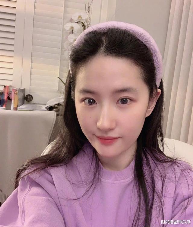 别总穿黑白灰了,今夏流行这个“紫”,时髦显白很高级