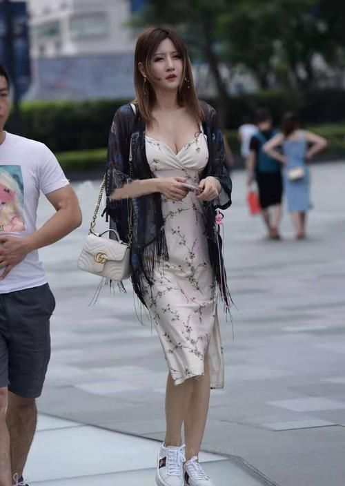 味十足|街拍精致迷人的小姐姐,身穿雪纺连衣裙+薄纱开衫,女人味十足