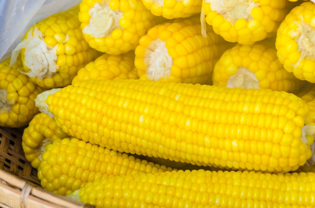 做水煮玉米，清水下锅是错的，放上这2味料，玉米又香又甜又软糯