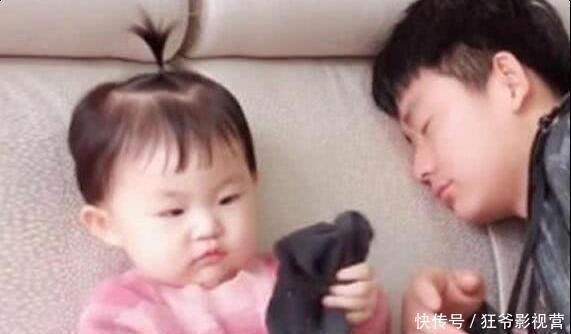 演技|爸爸闻自己袜子假装晕倒，女儿看后飙演技，网友：这是真熏晕了！