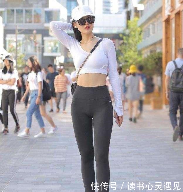 底色 打底裤穿出自然的时尚感,格外青春减龄,风格不同!