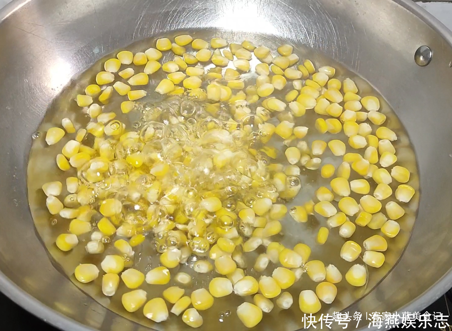 玉米粒|玉米别煮了，加两个鸡蛋，几分钟搞定，出锅小孩抢着吃，真香