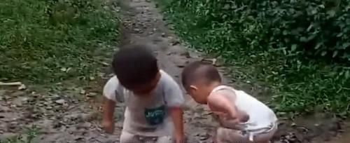 不了|两萌娃泥坑里释放天性,妈妈看到直接崩溃,这篓子亲爹也救不了