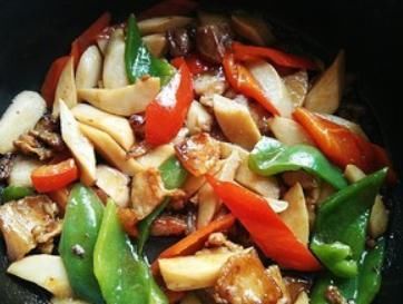 好吃不腻的杏鲍菇炒肉片,每一口香嫩爽滑,十分下饭