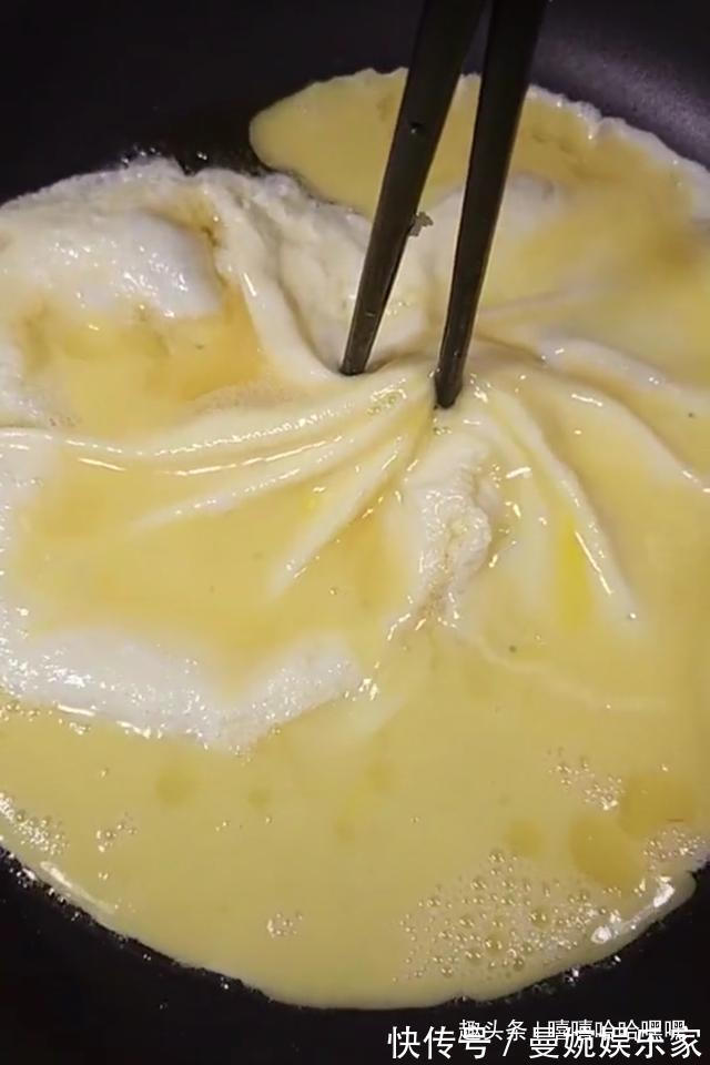造型|造型可爱，蛋皮金黄，吃到嘴里一瞬间，让人流连忘返，美味蛋包饭