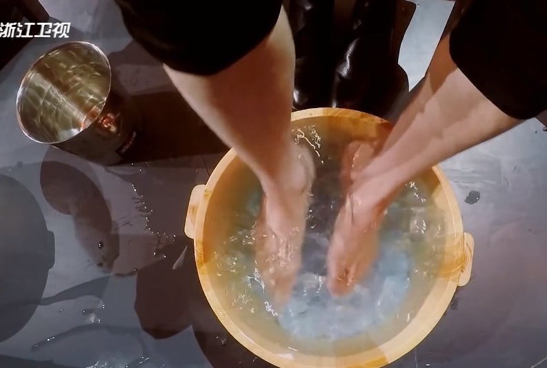 华晨宇光脚泡冰水唱《齐天大圣》，失去百万修音后，唱功藏不住了